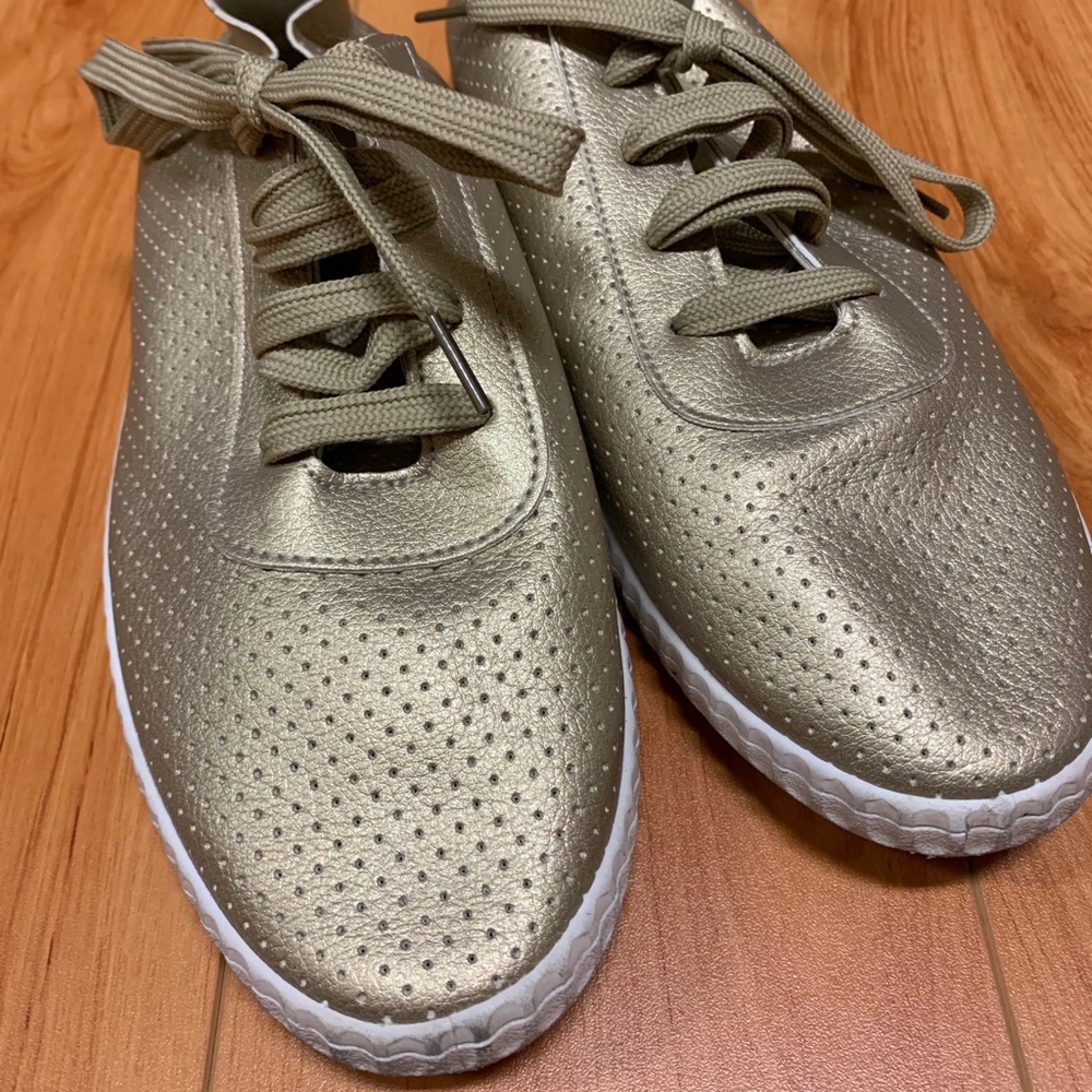 Gold sneaker in size 8.5